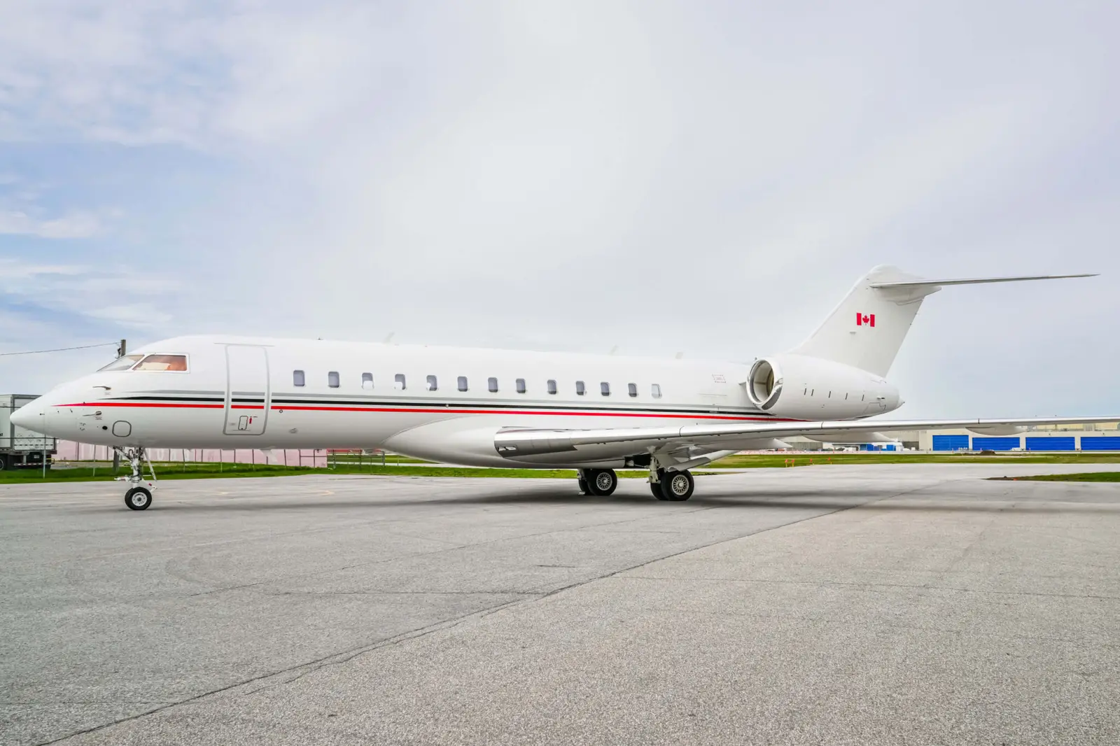 Bombardier Global 6000 C-GIIT operated by Execaire Aviation photo 6