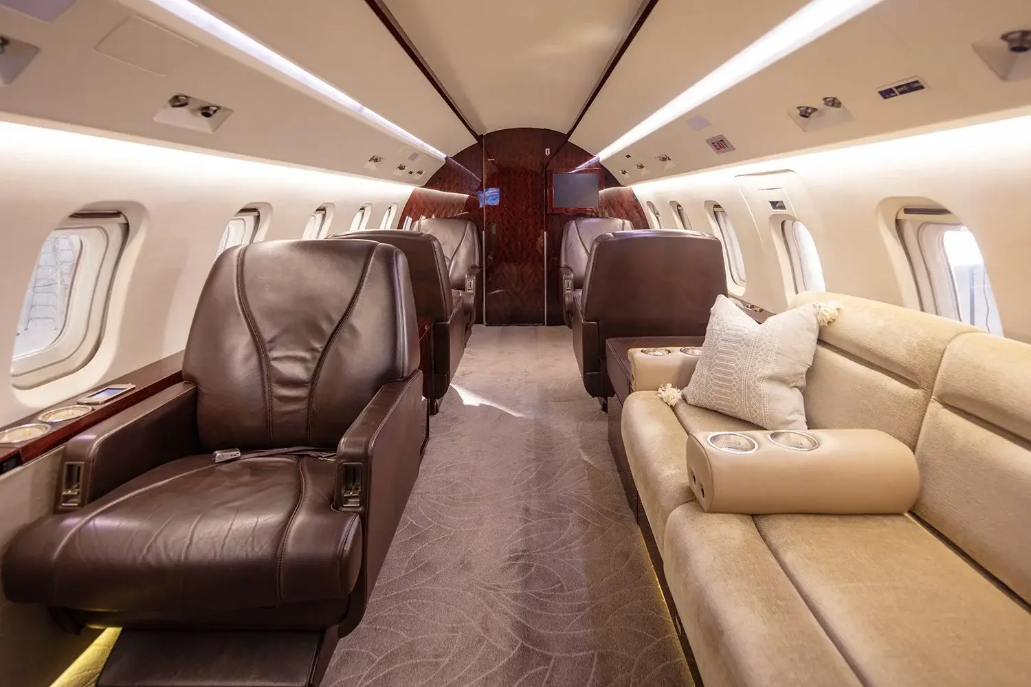 Bombardier Challenger 604 C-GKGN operated by VIH Execujet Inc photo 4