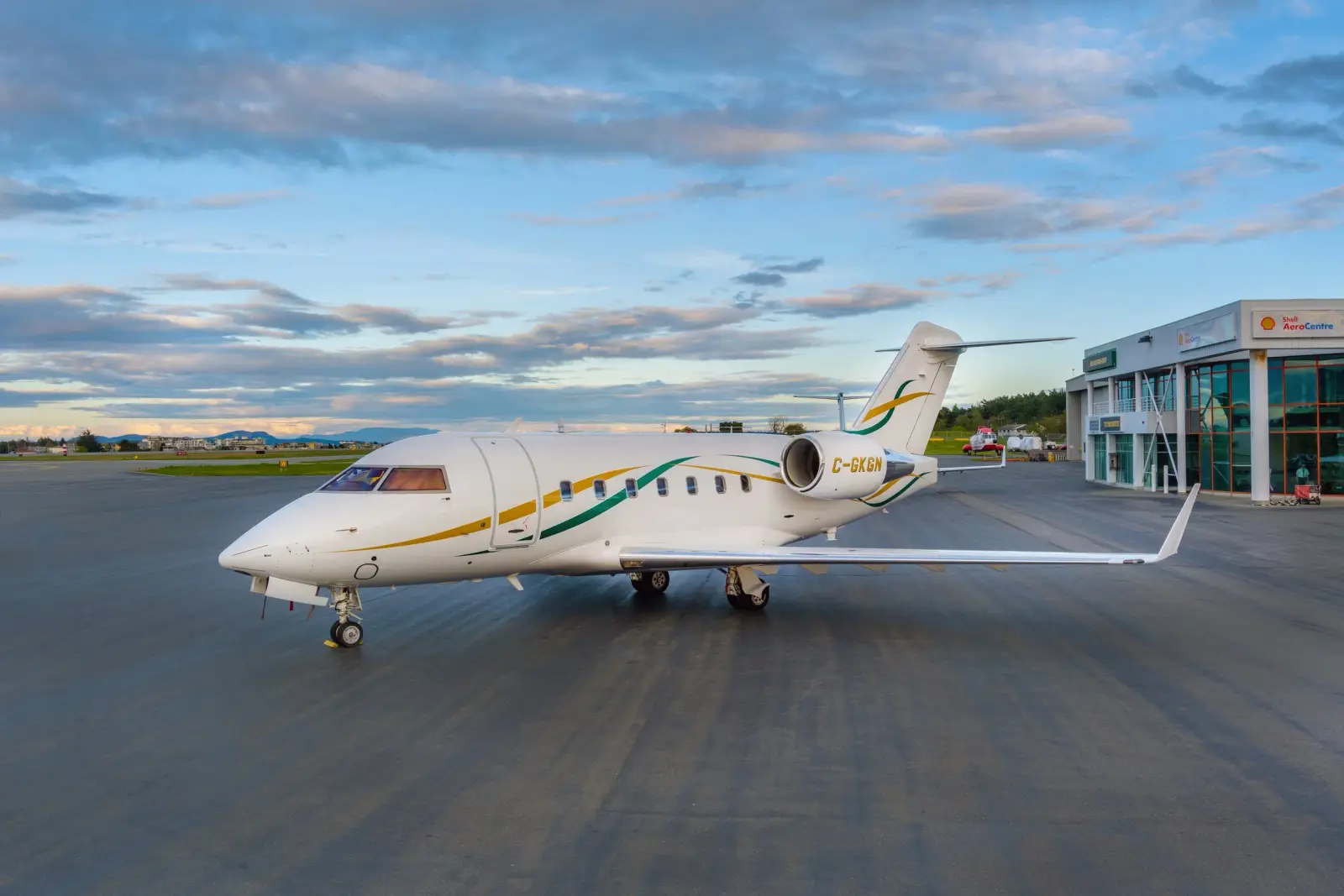 Bombardier Challenger 604 C-GKGN operated by VIH Execujet Inc photo 5
