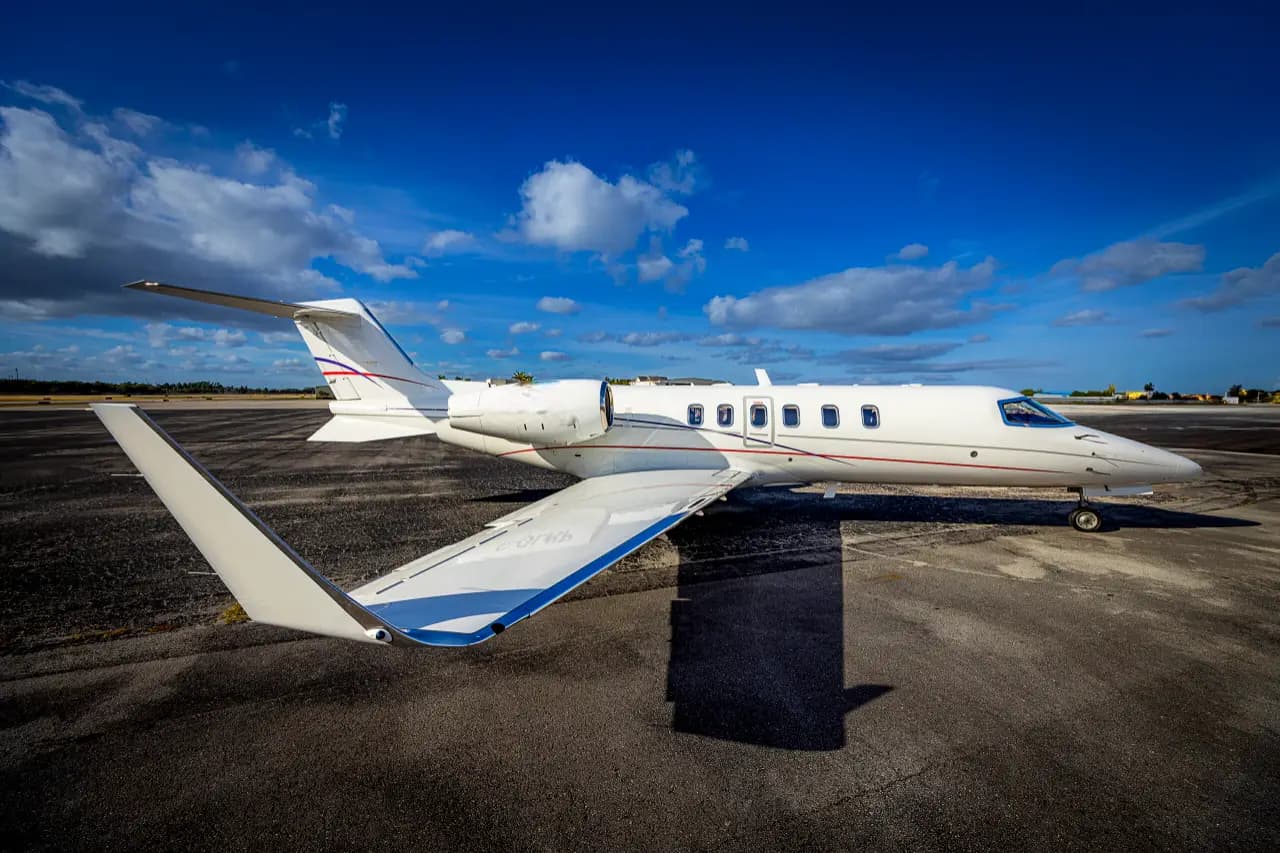 Bombardier Learjet 40 C-GLRP operated by Execaire Aviation photo 2