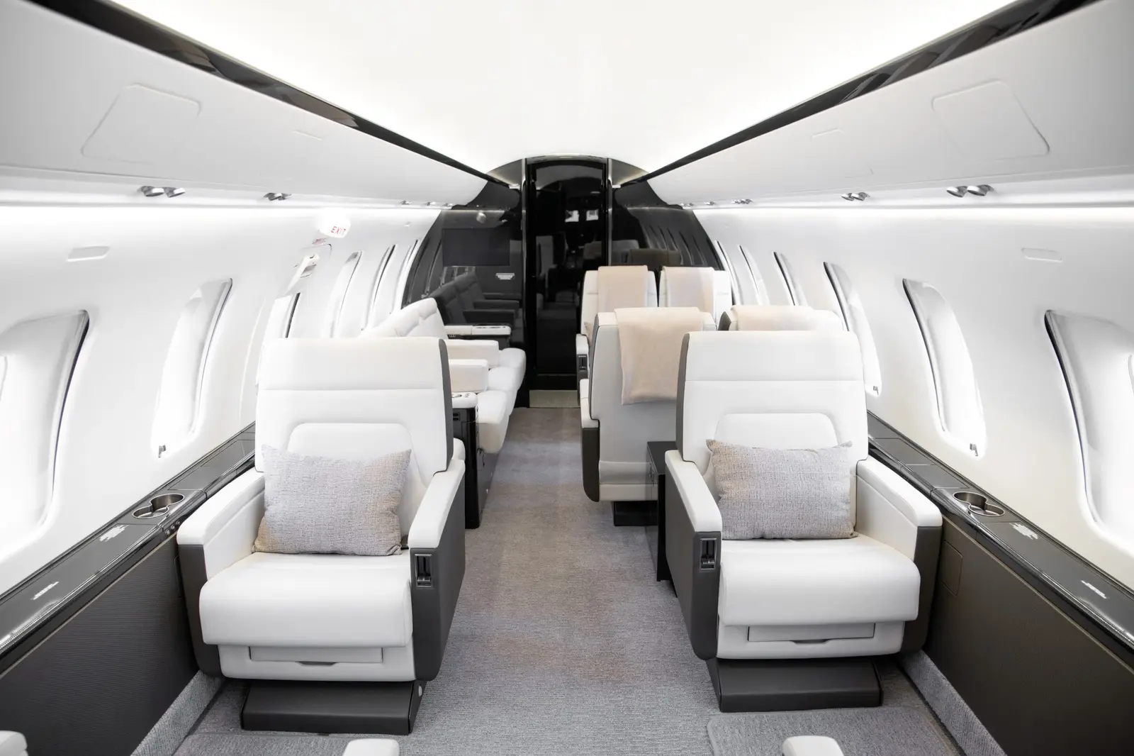 Bombardier Challenger 605 C-GODB operated by Execaire Aviation photo 4