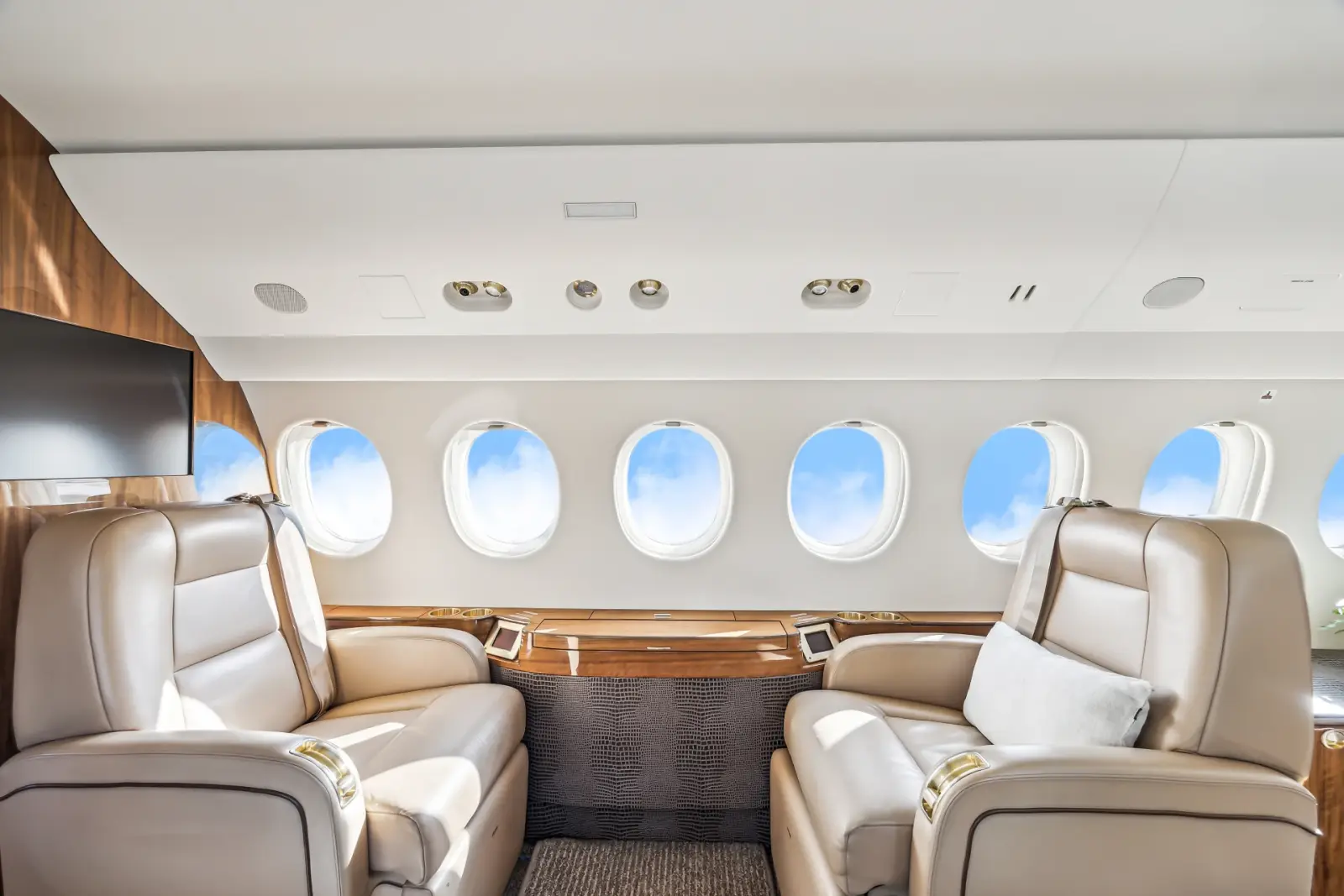 Dassault Falcon 7X C-GOFJ operated by Flightpath Charter Airways photo 6