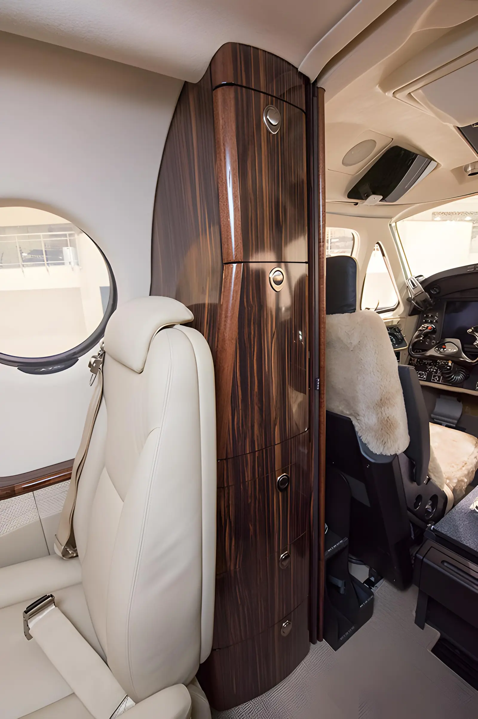 Beechcraft King Air 350 C-GOJG operated by Kreos Aviation, Inc. photo 6