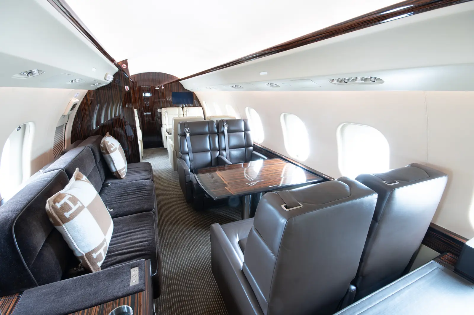 Bombardier Global 6000 C-GRKB operated by Skyservice Business Aviation photo 4