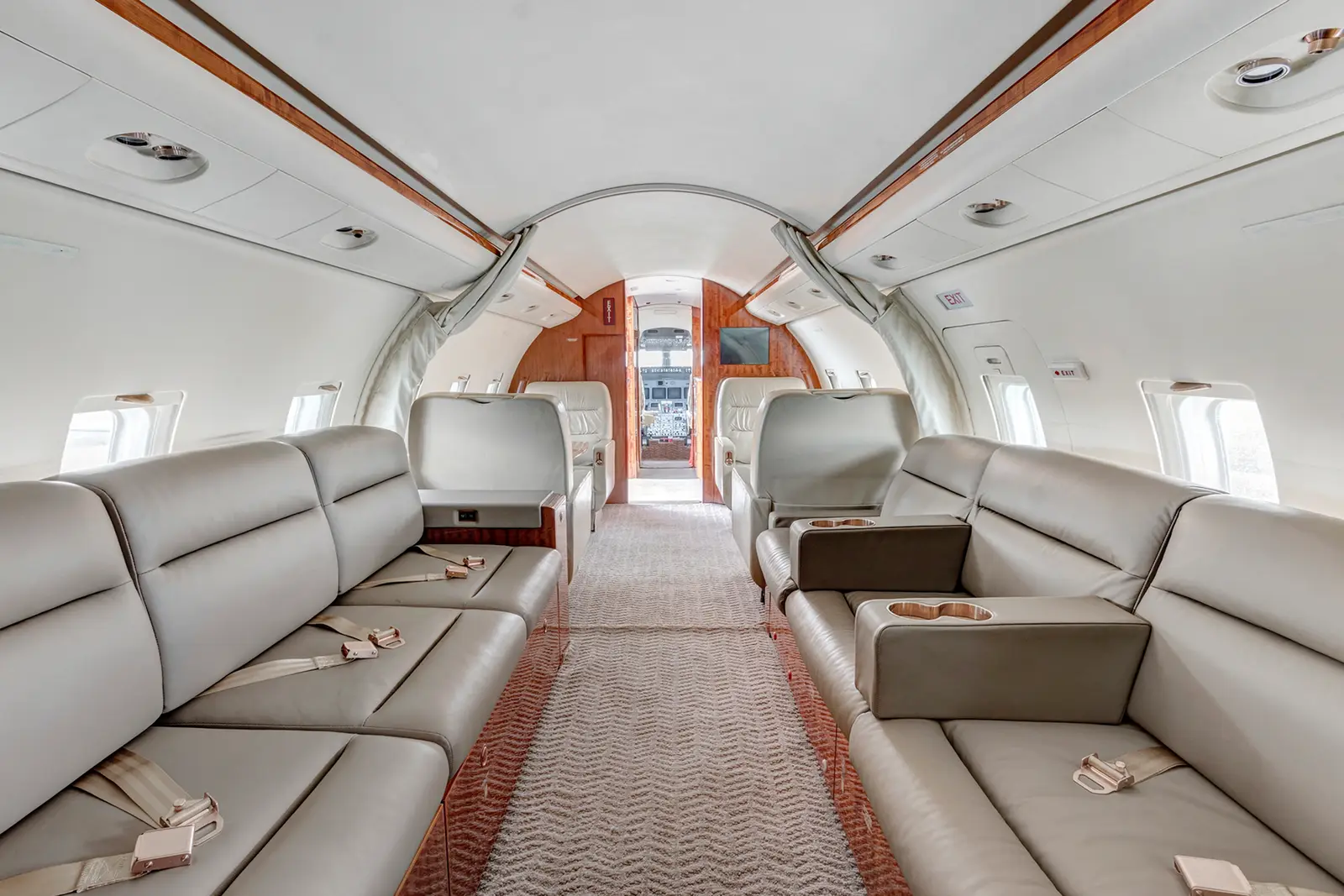 Bombardier Challenger 604 C-GSAT operated by Sunwest Aviation, Ltd. photo 3