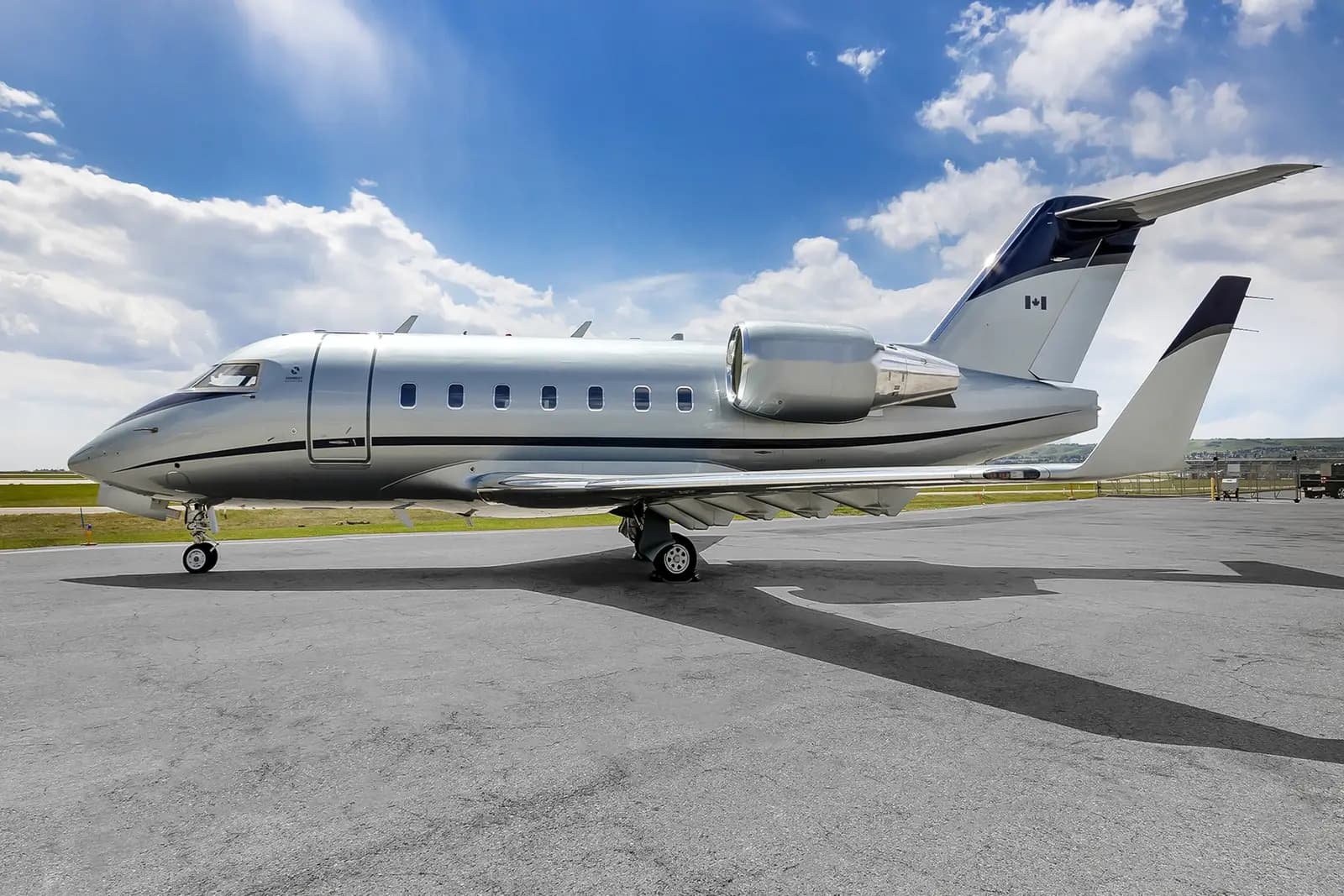 Bombardier Challenger 604 C-GSAT operated by Sunwest Aviation, Ltd. photo 6