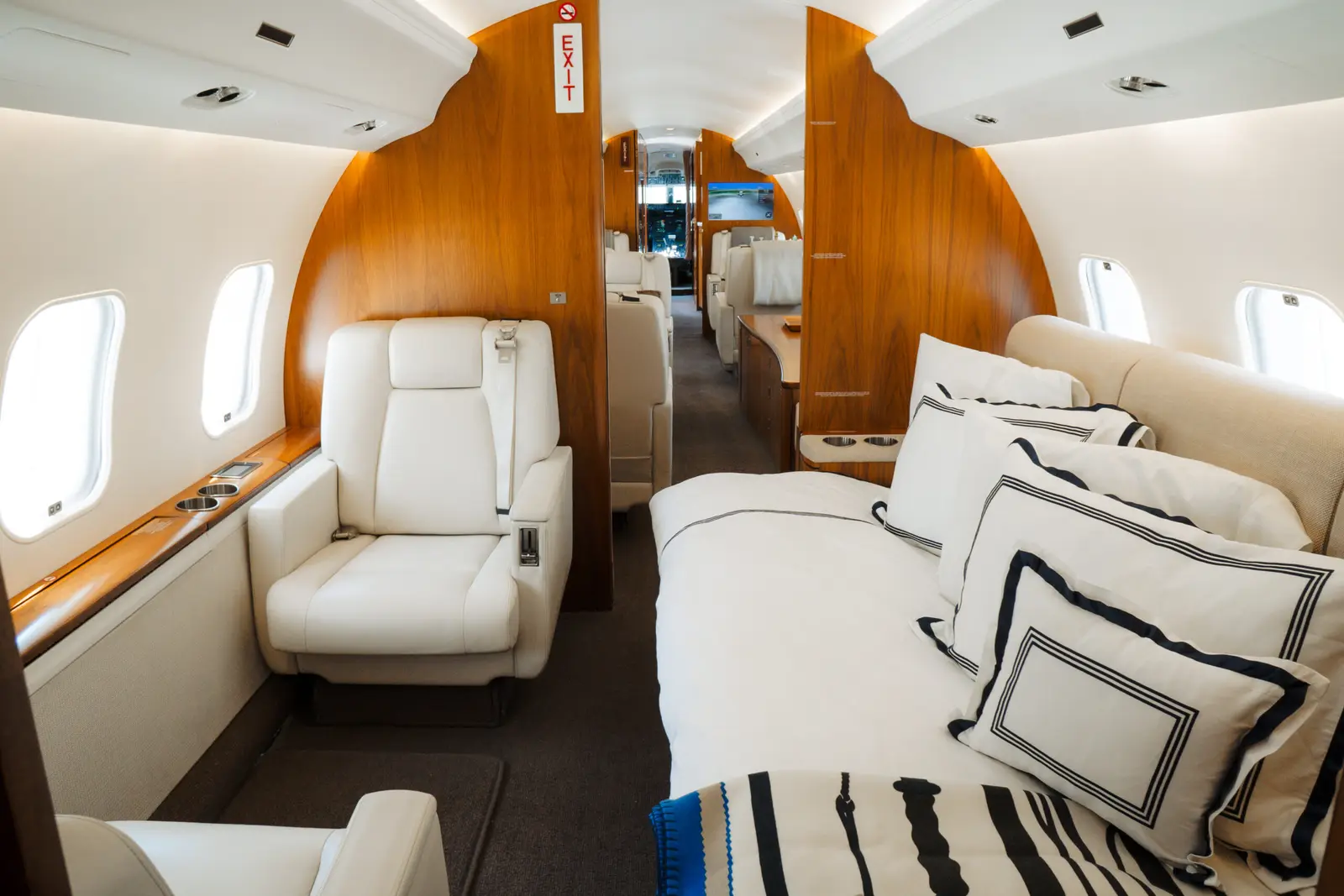 Bombardier Global Express C-GSPV operated by Execaire Aviation photo 3
