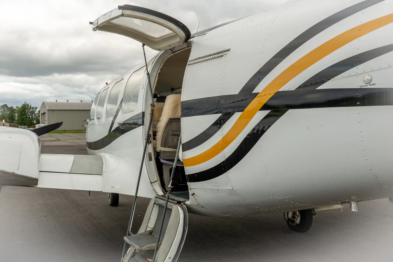 Piper PA-31-350 Chieftain C-GUNP operated by TAG - Transport Aerien Gatineau photo 4