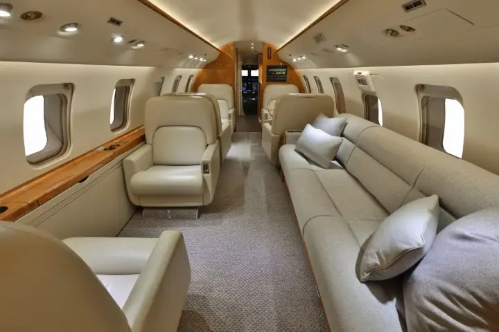 Bombardier Challenger 605 C-GURJ operated by Anderson Air, Ltd. photo 3
