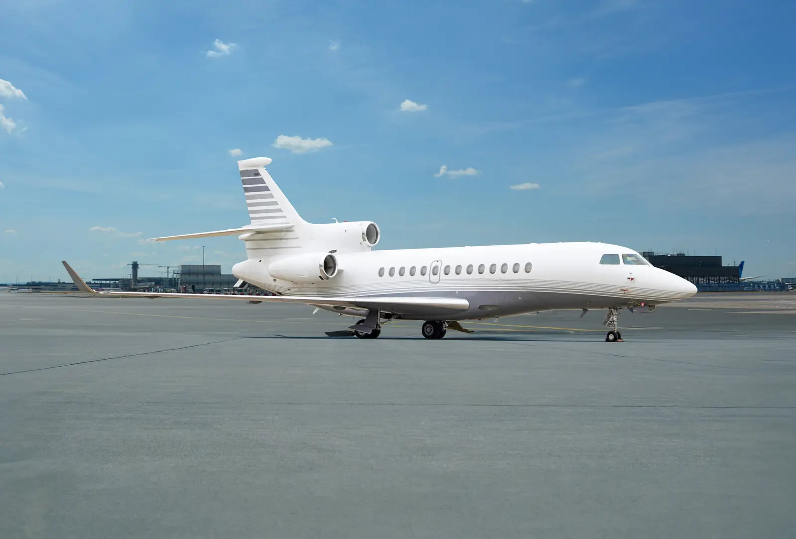 Dassault Falcon 7X C-GWKW operated by Skyservice Business Aviation, exterior