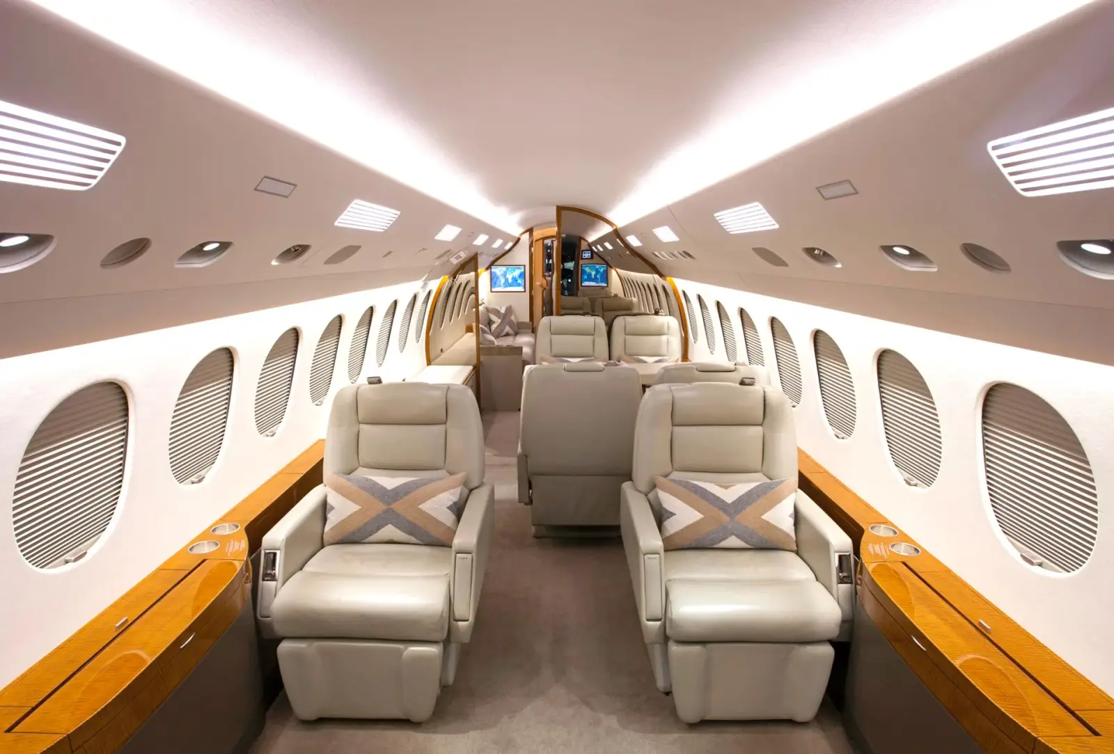 Dassault Falcon 7X C-GWKW operated by Skyservice Business Aviation photo 2
