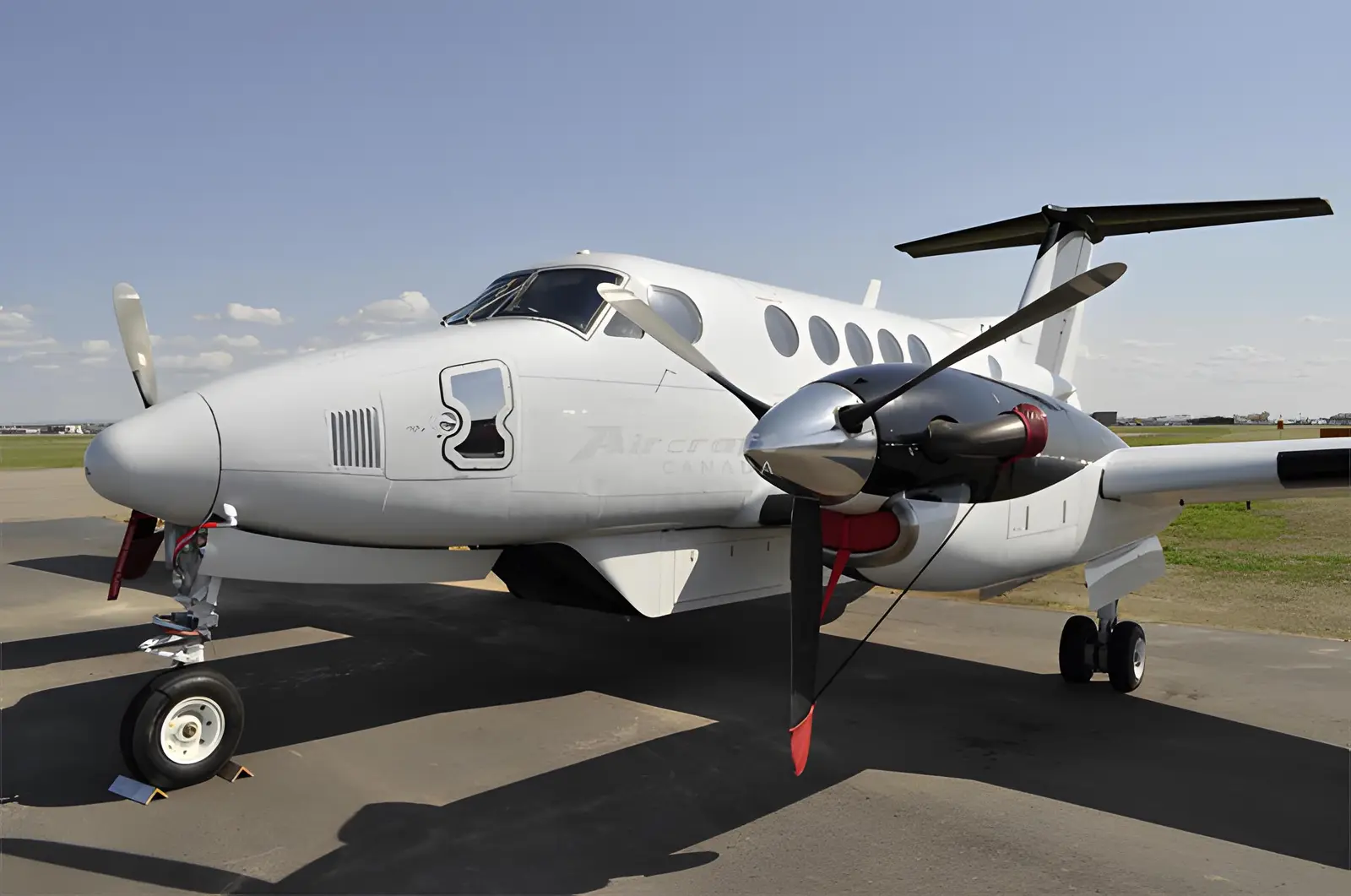 Beechcraft King Air 200 C-GXHS operated by Missinippi Airways photo 3