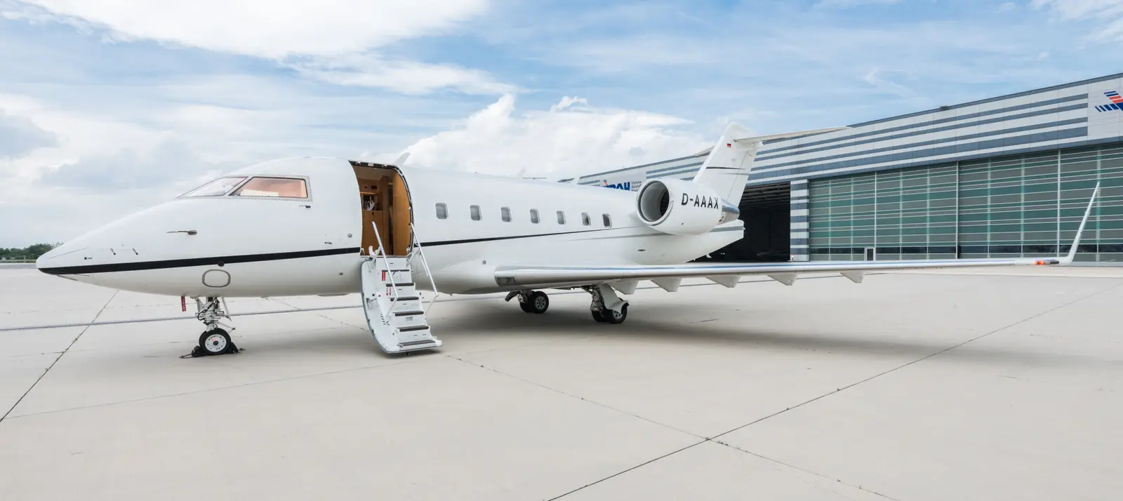 Bombardier Challenger 604 D-AAAX operated by Air Independence photo 4