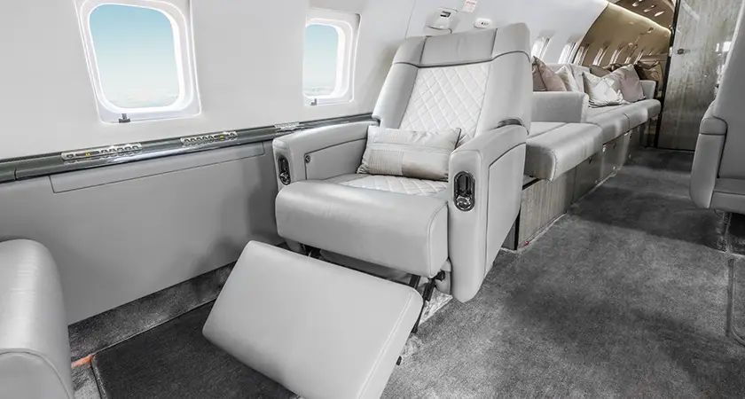 Bombardier Challenger 604 D-AAAY operated by Air Independence photo 2