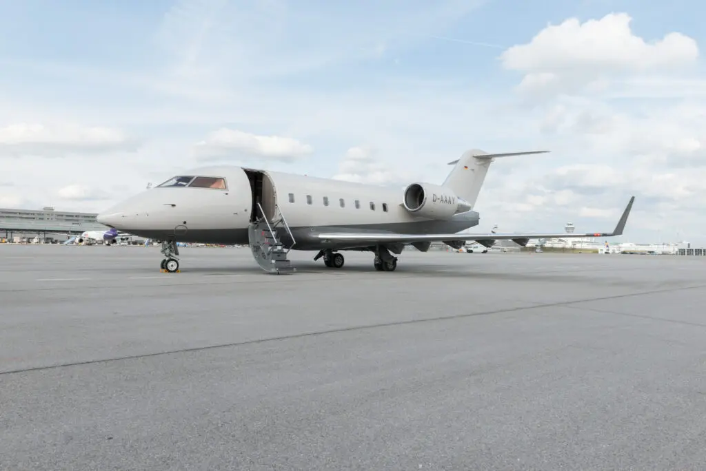 Bombardier Challenger 604 D-AAAY operated by Air Independence photo 4