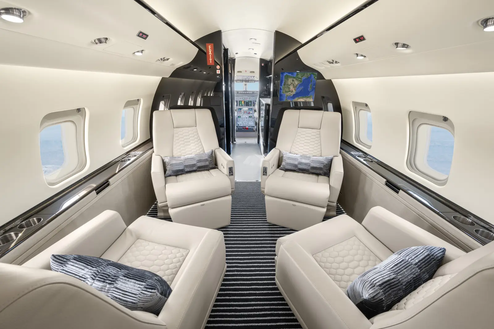 Bombardier Challenger 604 D-AEOM operated by MHS Aviation GmbH photo 2