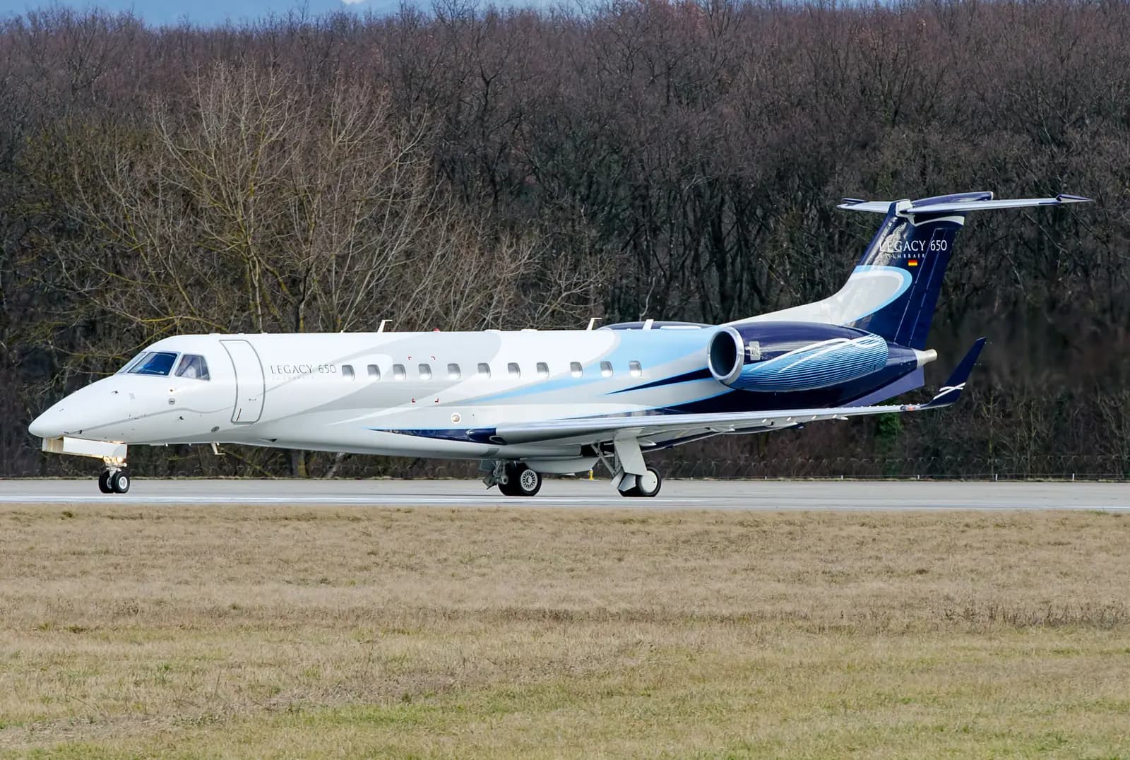 Embraer Legacy 650 D-AHOI operated by Vistajet photo 4