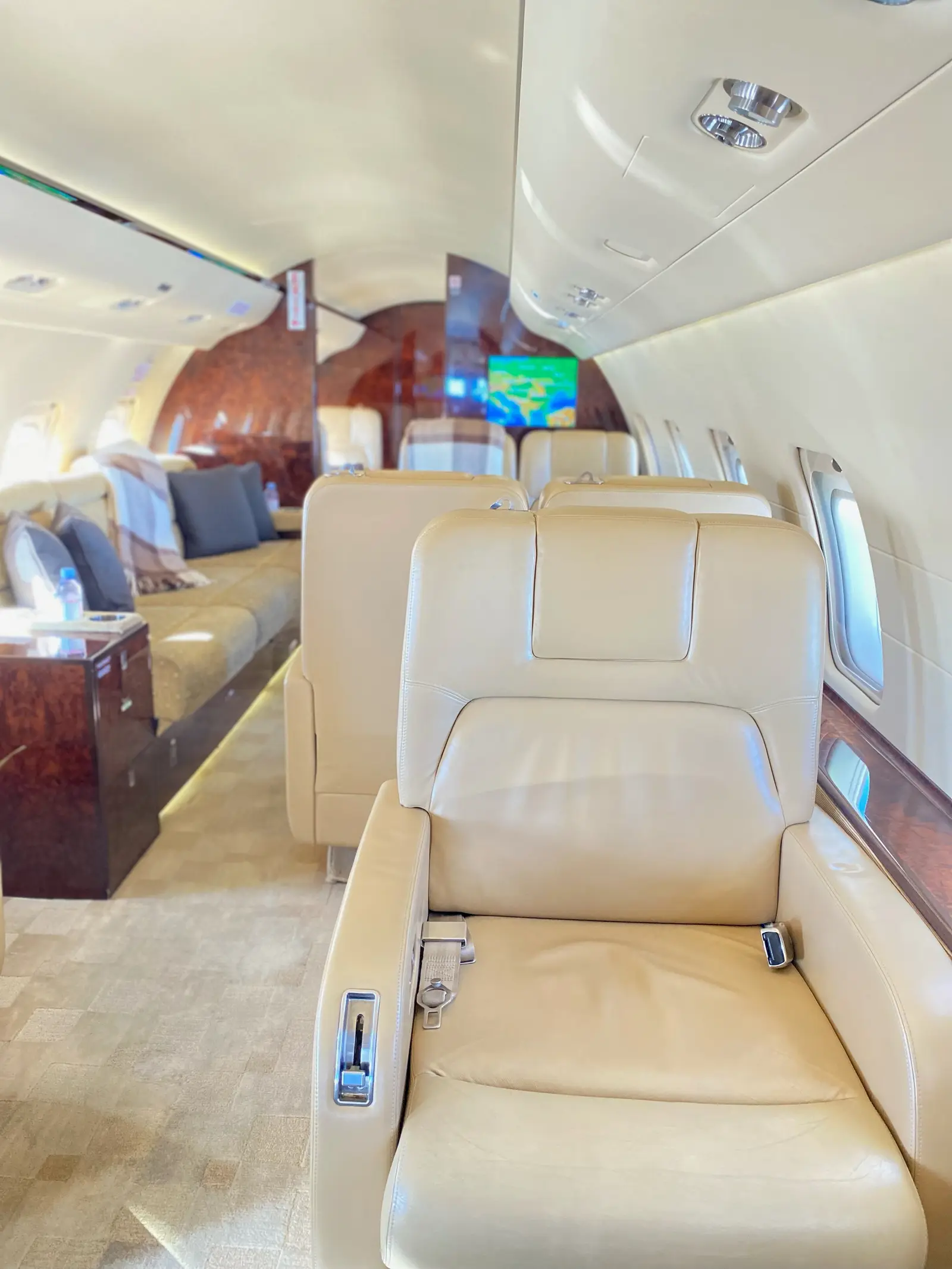 Bombardier Challenger 850 D-ALIK operated by ImperialJet Europe Gmbh photo 4