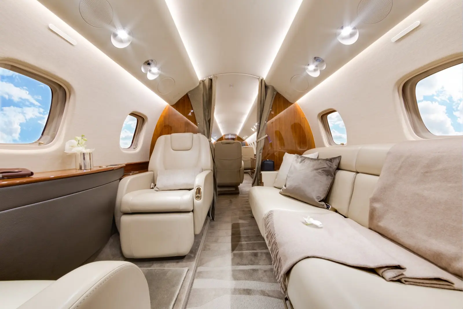 Embraer Legacy 650 D-ANXA operated by Vistajet photo 4