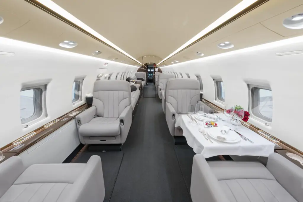 Bombardier Challenger 604 D-ATMJ operated by Air Independence photo 3