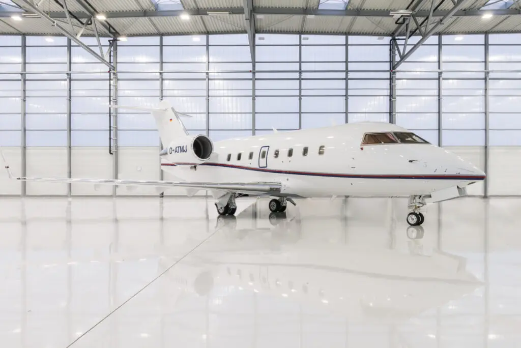 Bombardier Challenger 604 D-ATMJ operated by Air Independence photo 4