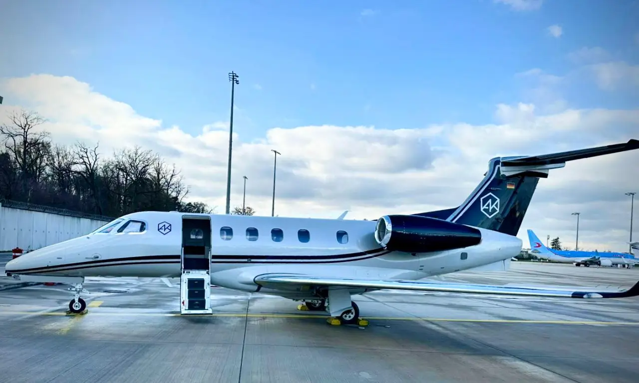Embraer Phenom 300 D-CASH operated by Spree Flug Luftfahrt GmbH photo 2