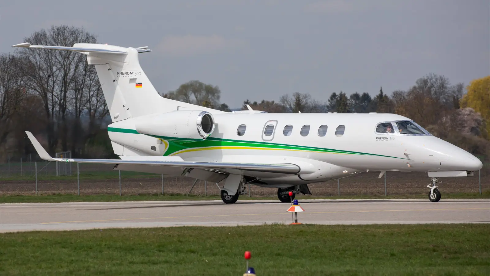 Embraer Phenom 300 D-CHMD