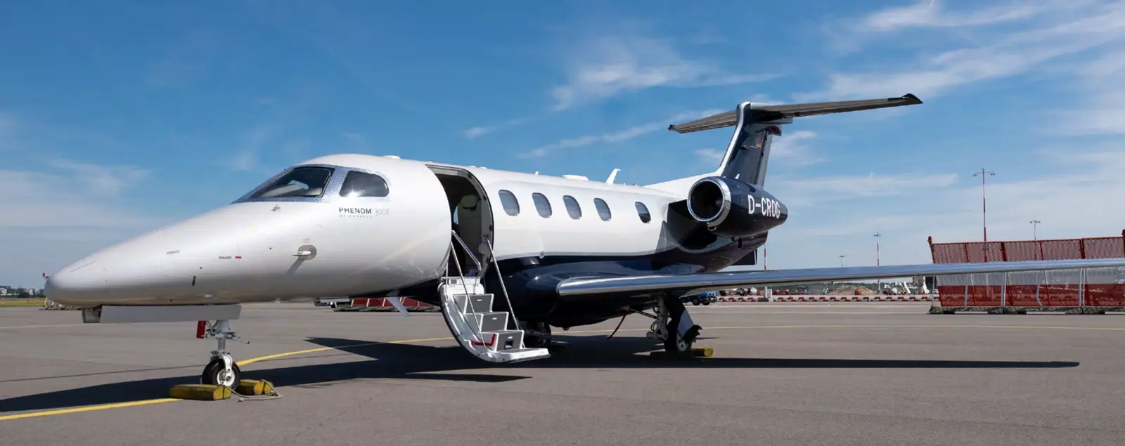 Embraer Phenom 300 D-CROG operated by Vistajet, exterior