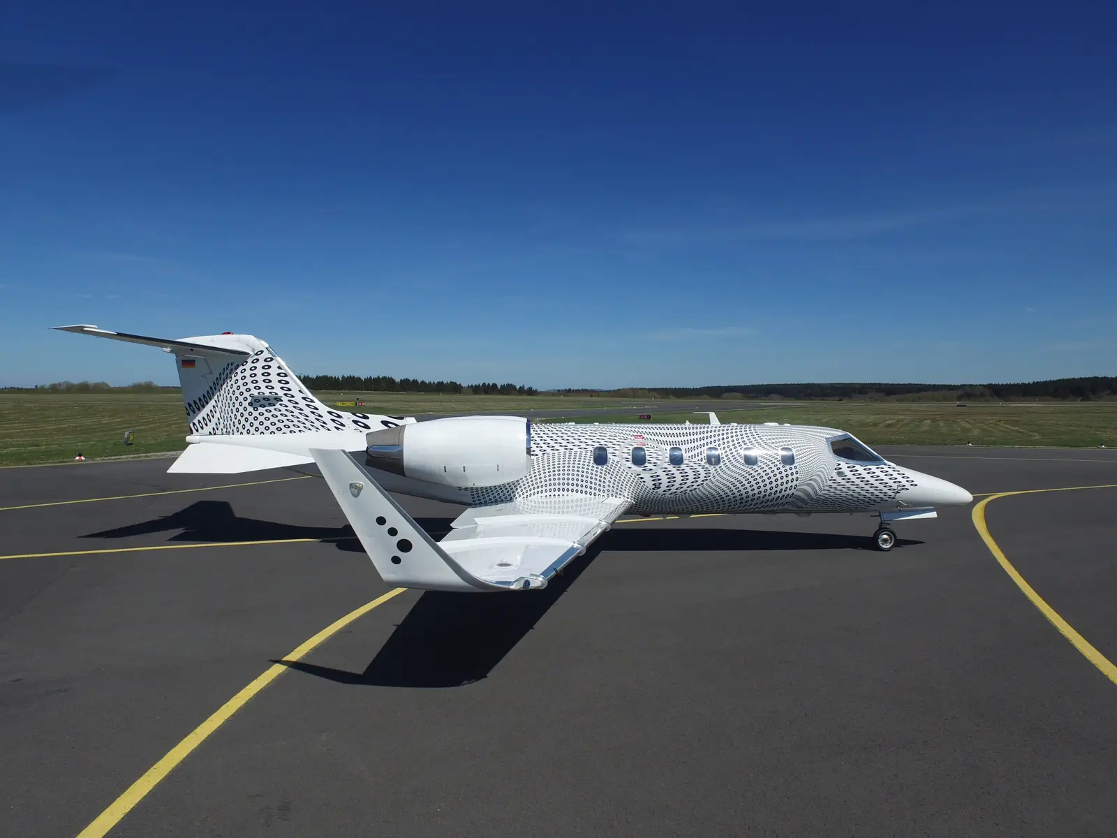 Bombardier Learjet 31 D-CURT operated by UNICAIR photo 4