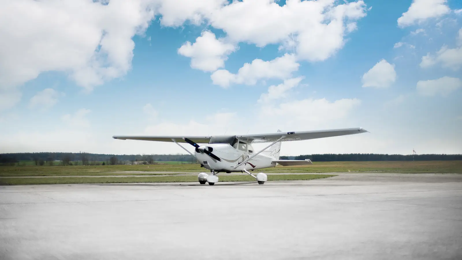 Cessna 172 D-ELEL operated by Aerotours GmbH photo 2