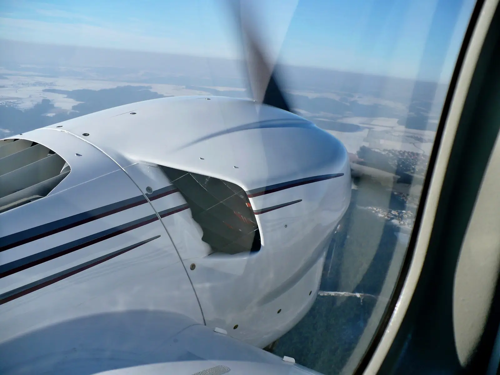 Diamond DA42 Twin Star D-GFAS operated by Franconia Air Service GmbH photo 3