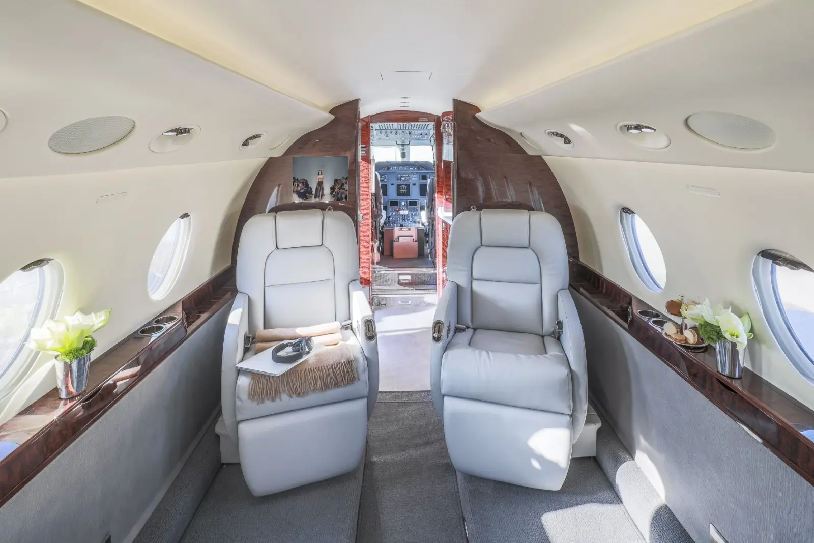 Gulfstream G200 EC-KBC operated by Global Jet photo 2