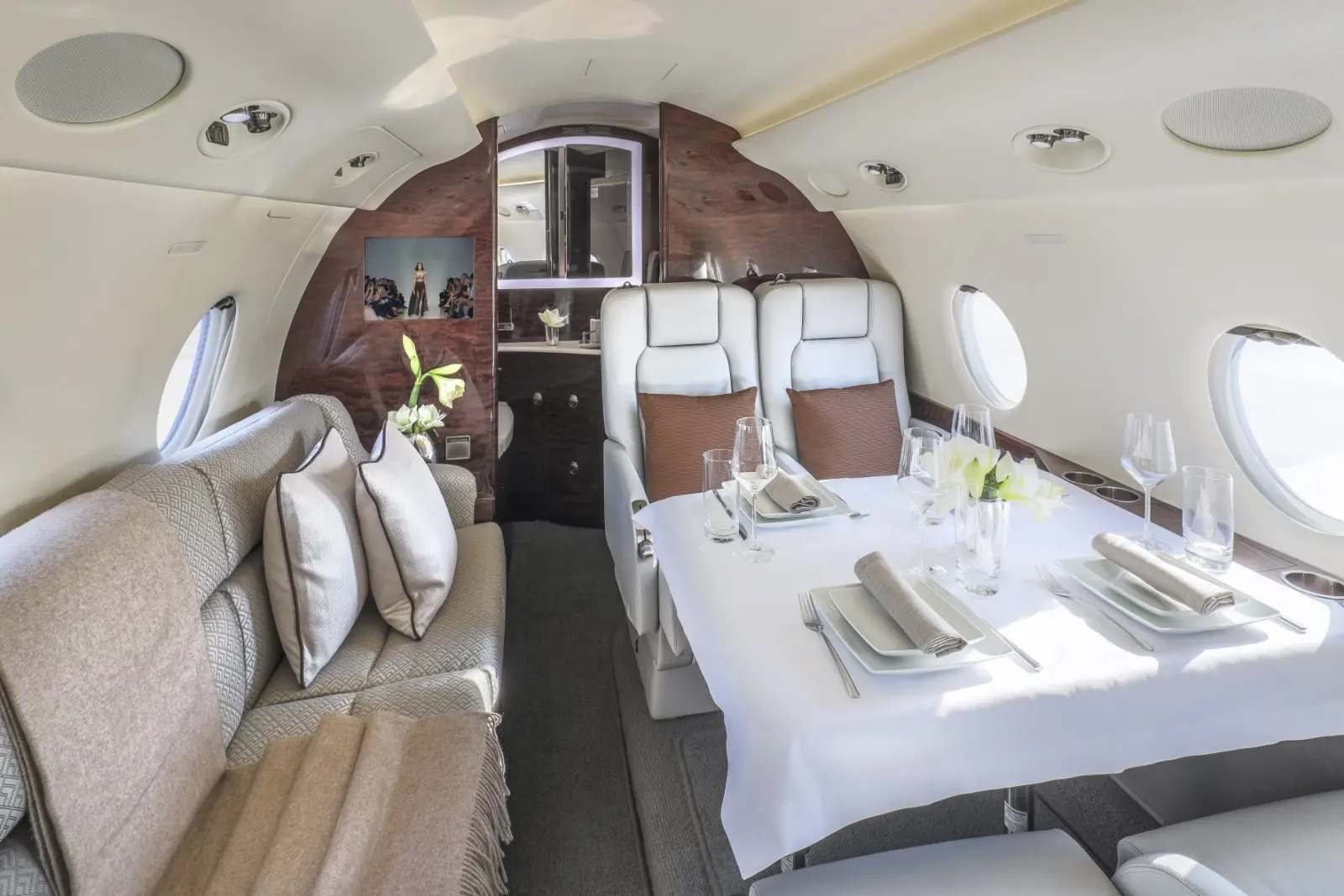 Gulfstream G200 EC-KBC operated by Global Jet photo 3