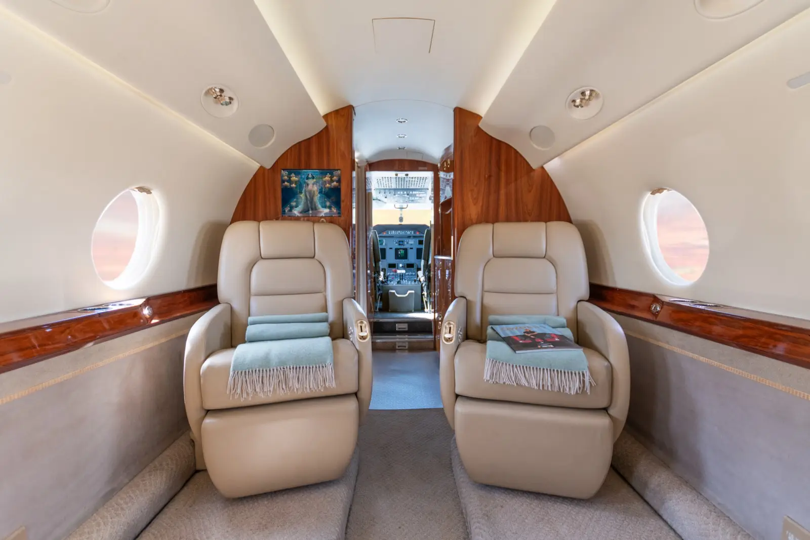 Gulfstream G200 EC-LAE operated by Global Jet photo 2