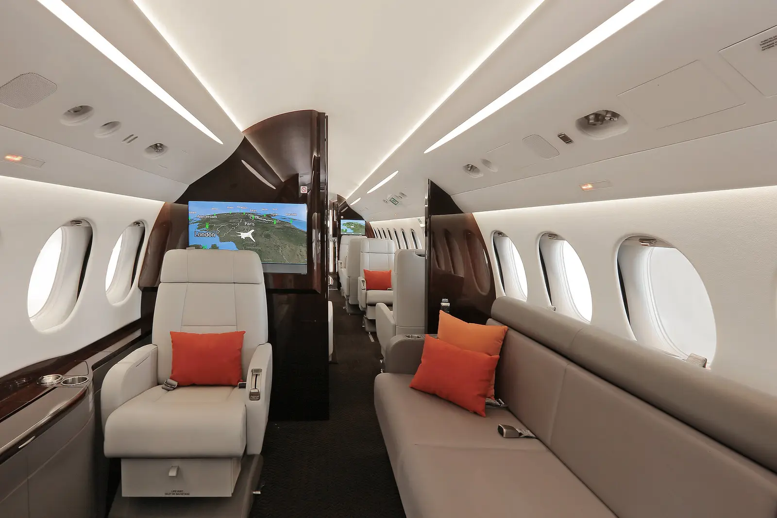 Dassault Falcon 8X F-GLLM operated by Dassault Falcon Service photo 4