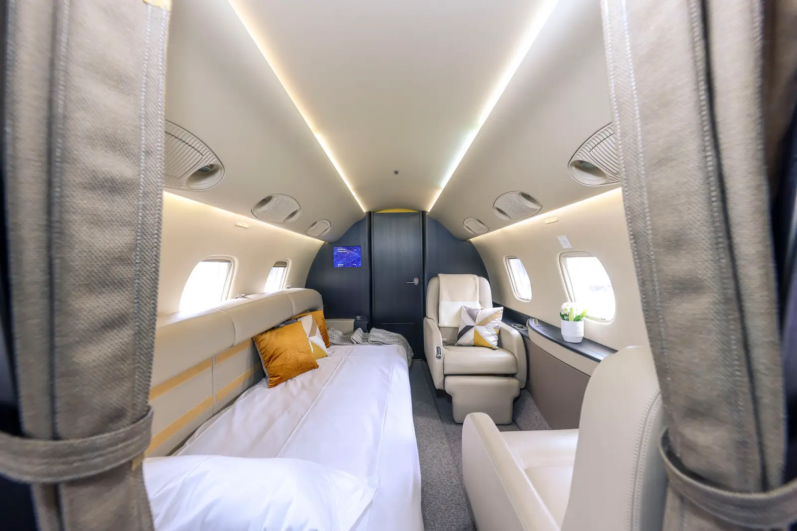 Embraer Legacy 600 F-HFKD operated by Valljet Airline photo 6