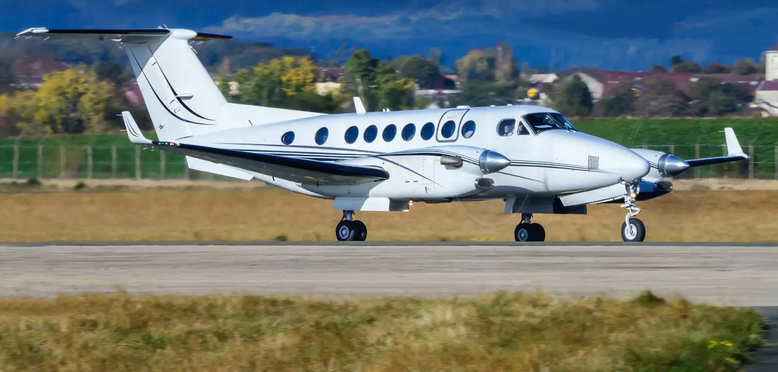 Beechcraft King Air 350 F-HMUT operated by Phenix Aviation photo 3