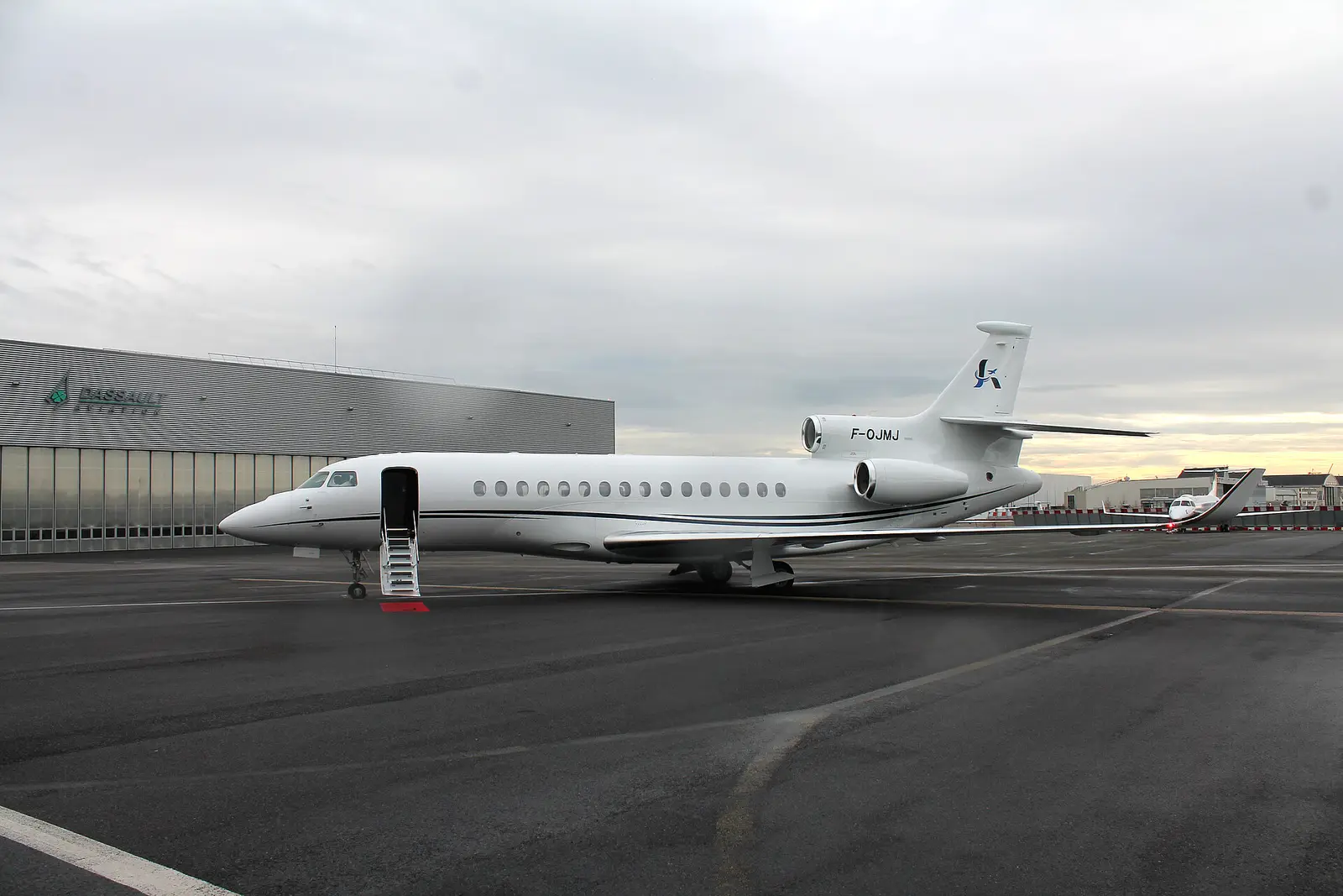 Dassault Falcon 8X F-OJMJ operated by Dassault Falcon Service photo 4