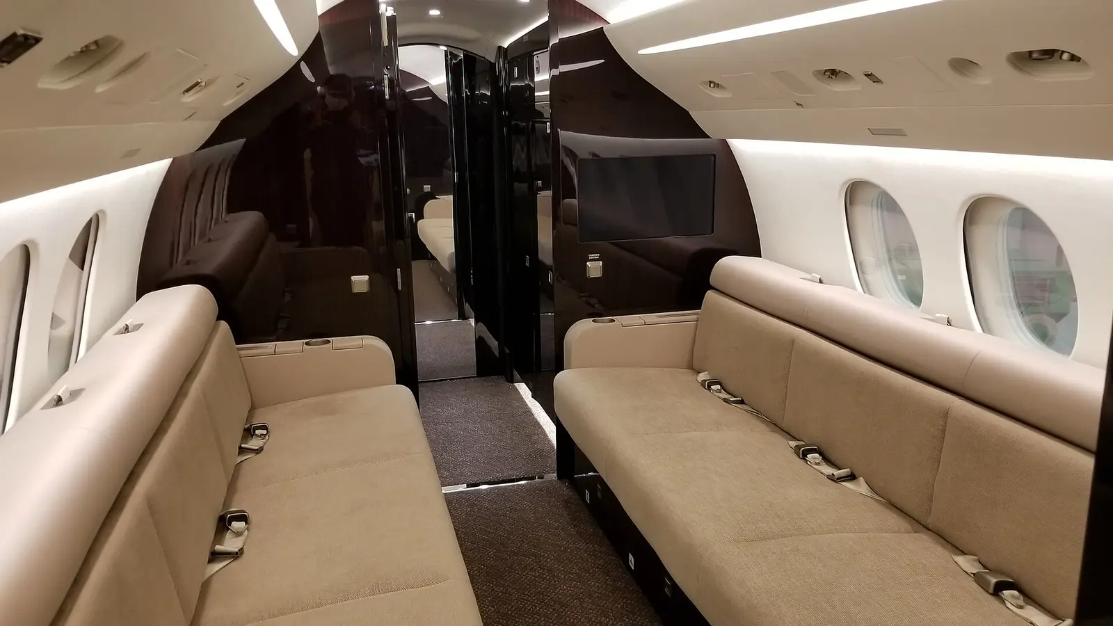 Dassault Falcon 8X F-OJMJ operated by Dassault Falcon Service photo 3