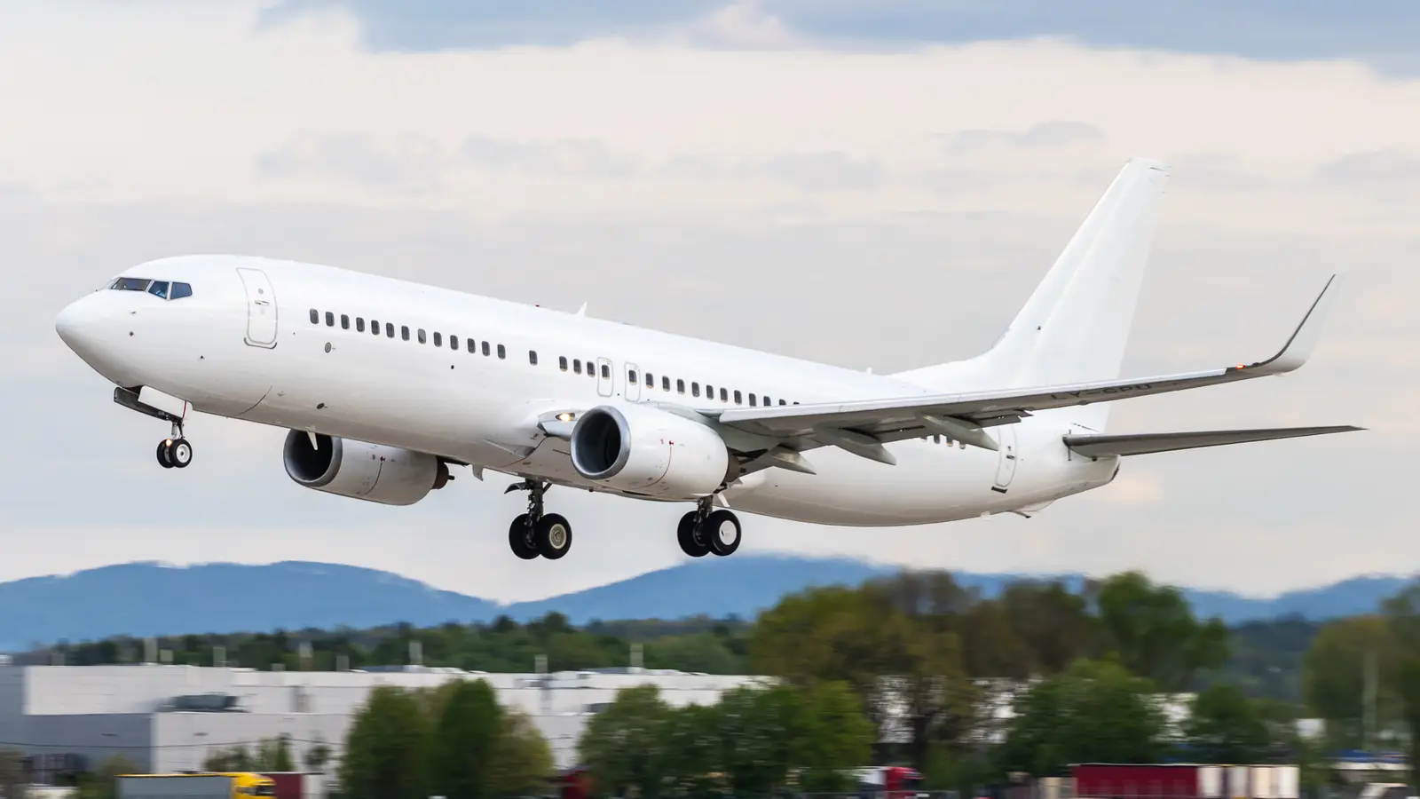 Boeing 737-800 G-HODL