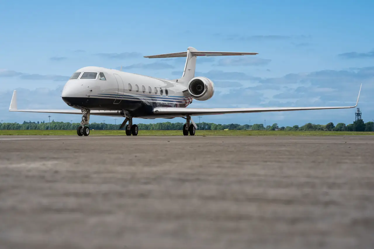 Gulfstream G550 G-LSCW operated by Jet Concierge Club photo 2