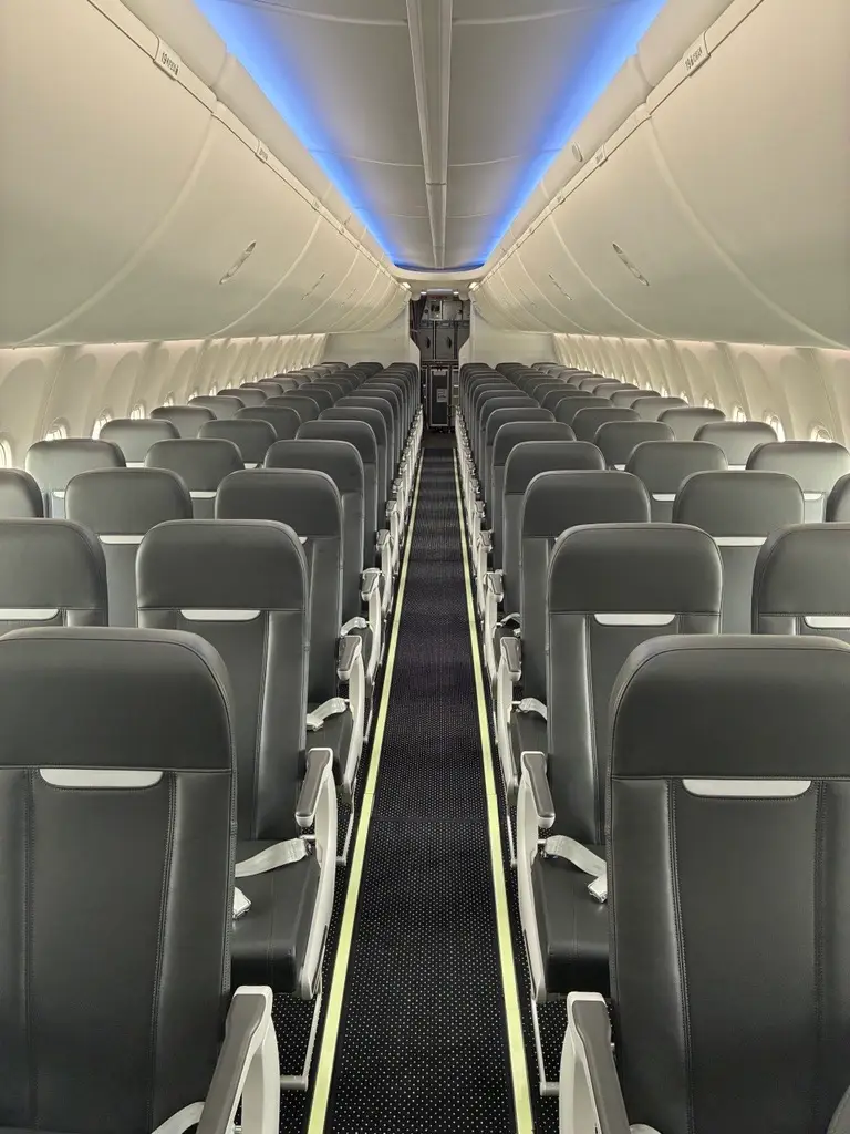 Boeing 737-800 G-NOLA operated by Ascend Airways photo 3