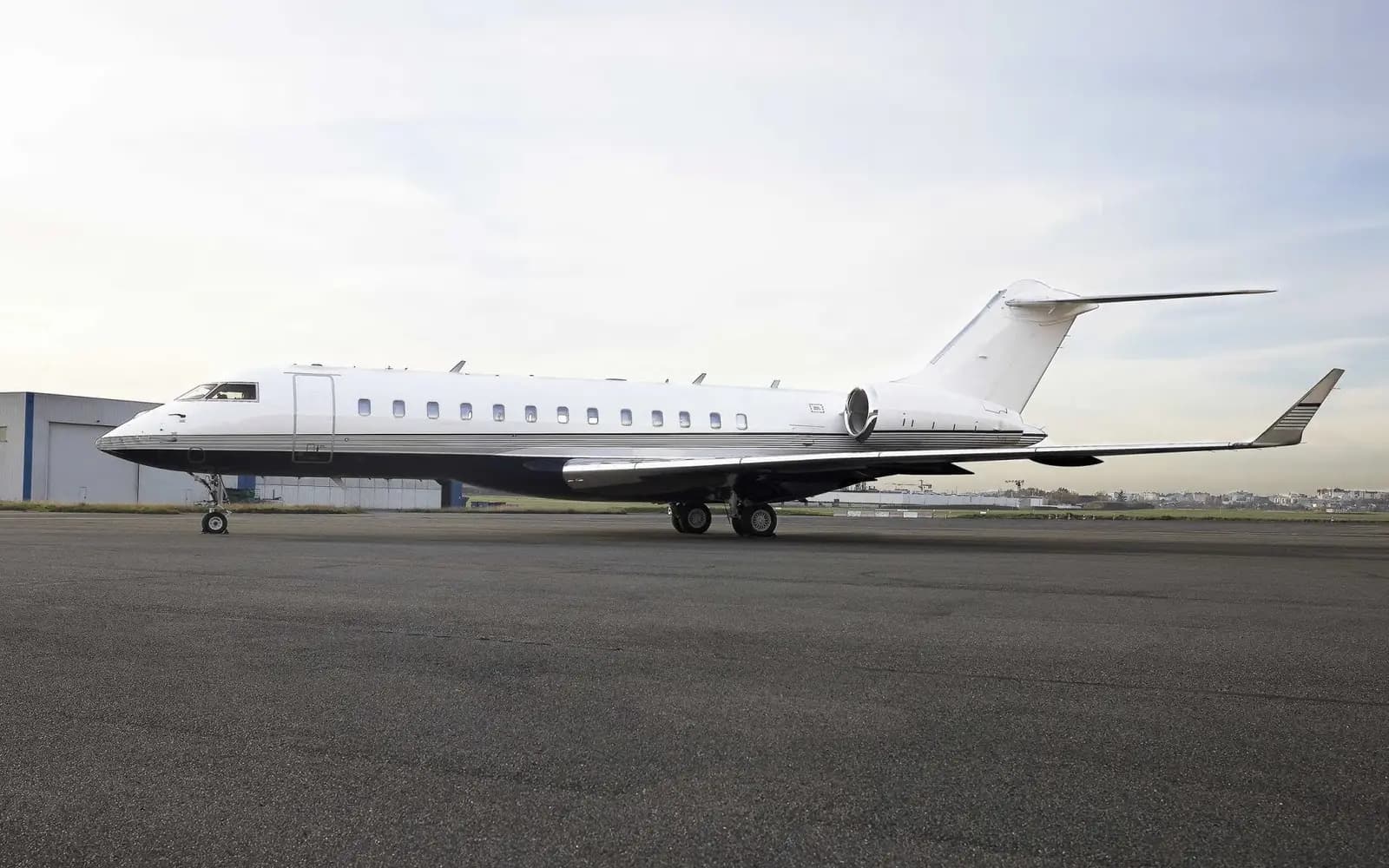 Bombardier Global 6000 G-VTLY operated by Voluxis photo 4