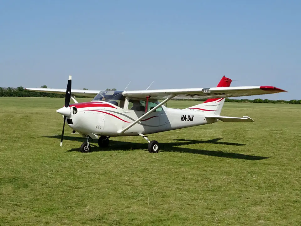 Cessna 182 HA-DIK operated by Fly-Coop Legiszolgaltato Ltd, exterior
