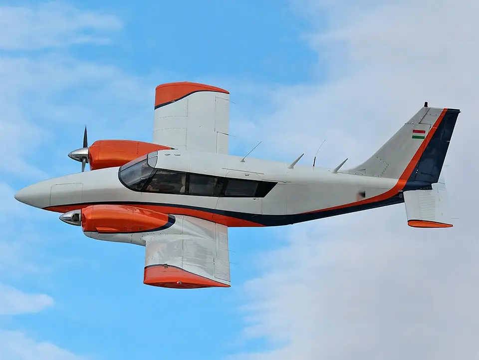 Piper PA-34-200T Seneca II HA-YCH operated by Fly-Coop Legiszolgaltato Ltd photo 2