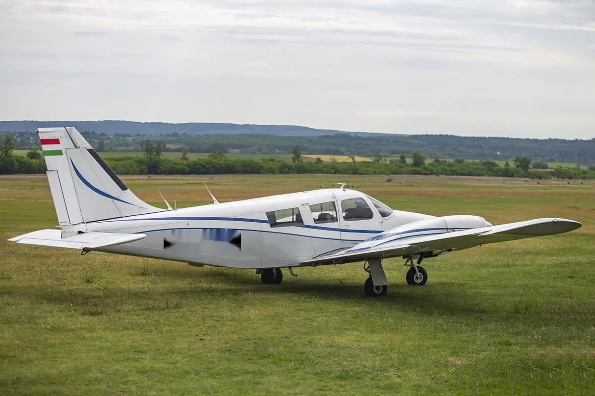 Piper PA-34-200 Seneca I HA-YCI operated by JetStream Aviation Hungary photo 2