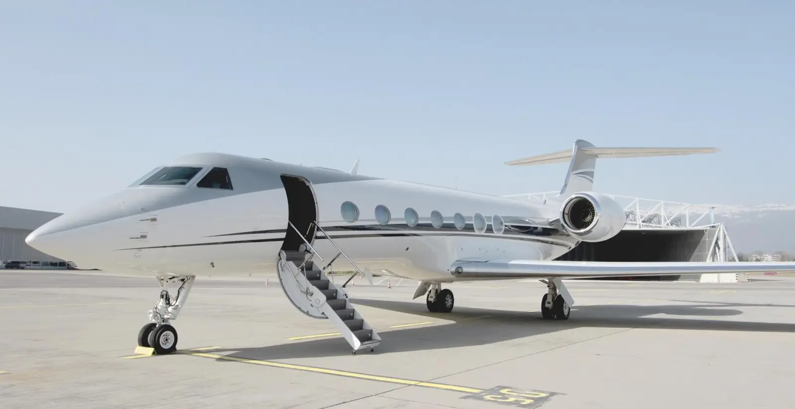 Gulfstream G550 HB-JAZ operated by Jet Aviation Flight Services, Inc. photo 4