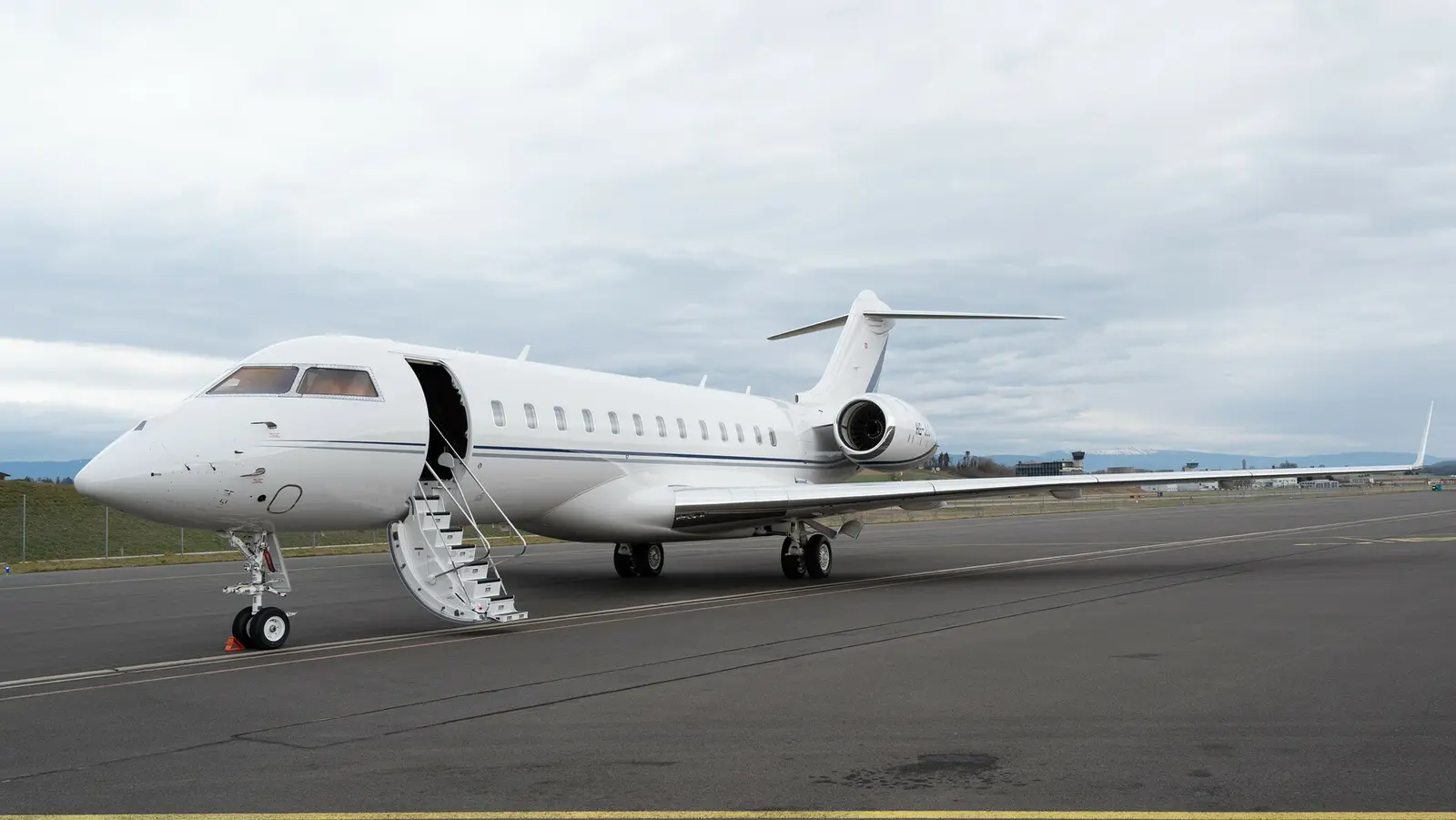 Bombardier Global 6000 HB-JLC operated by Swiss Private Jet SA photo 4