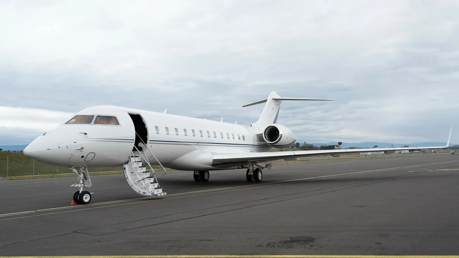 Bombardier Global 6000 HB-JLC operated by Swiss Private Jet SA photo 5