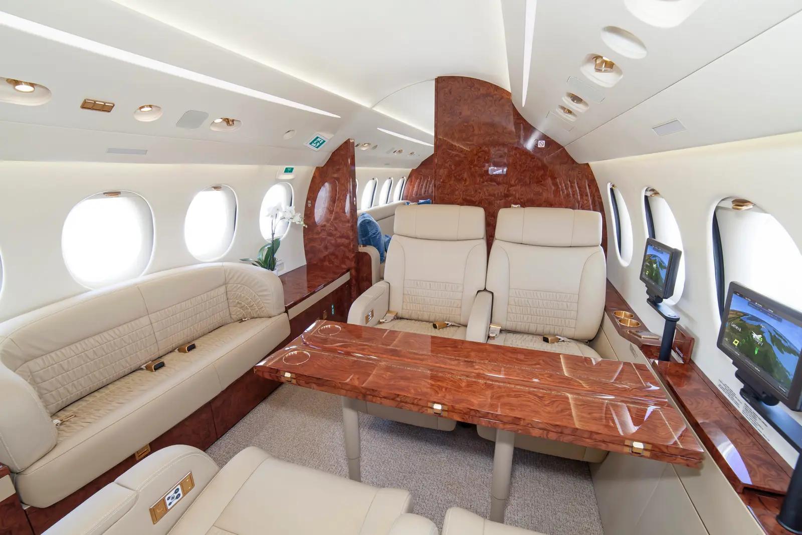 Dassault Falcon 8X HB-JSC operated by Dasnair photo 5
